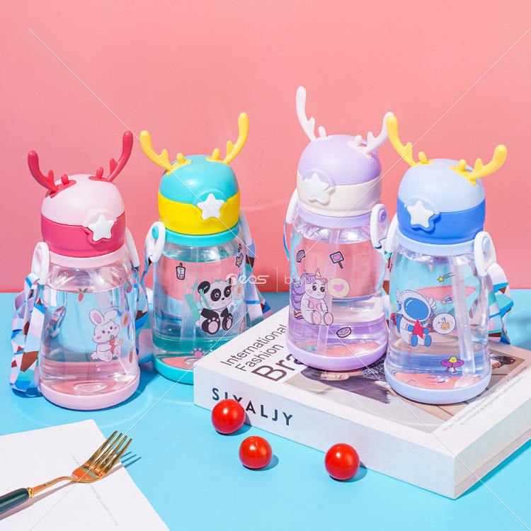 Çocuklar 600ml PC Açık Hava Seyahat Çevre Dostu Karikatür Bardak Plastik Taşınabilir Su Bardakları Askılı Su Şişesi