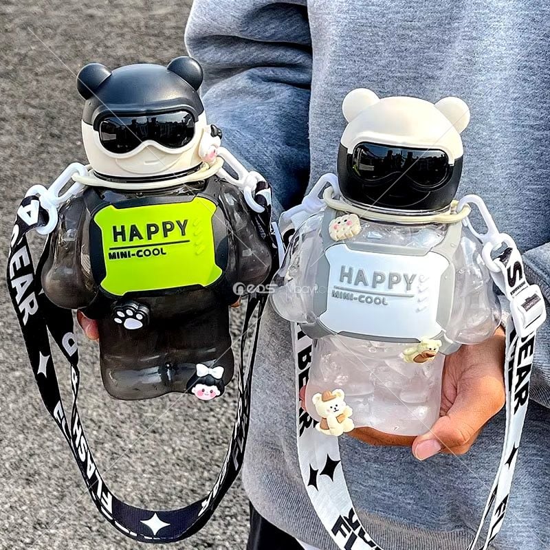 Yeni Trend Cool Bear Karikatür Plastik Bardak Çocuklar Okul Çocukları İçin Kapaklı ve Pipetli Plastik Su Şişesi 800ML