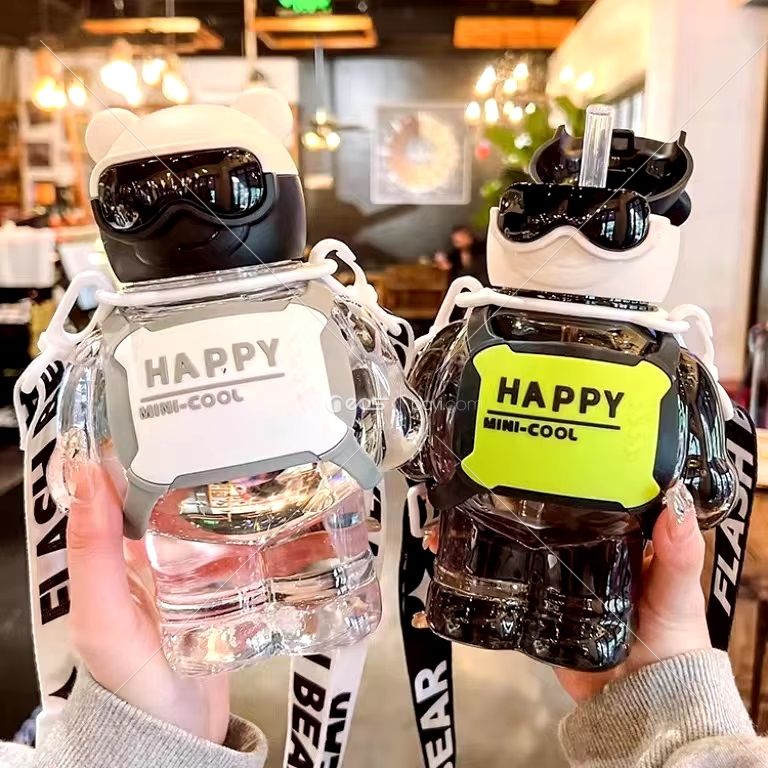 Yeni Trend Cool Bear Karikatür Plastik Bardak Çocuklar Okul Çocukları İçin Kapaklı ve Pipetli Plastik Su Şişesi 800ML