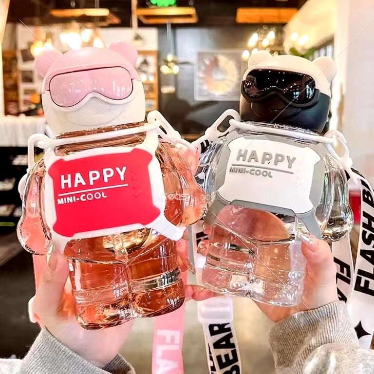 Yeni Trend Cool Bear Karikatür Plastik Bardak Çocuklar Okul Çocukları İçin Kapaklı ve Pipetli Plastik Su Şişesi 800ML