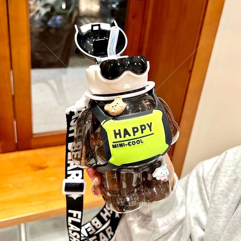 Yeni Trend Cool Bear Karikatür Plastik Bardak Çocuklar Okul Çocukları İçin Kapaklı ve Pipetli Plastik Su Şişesi 800ML