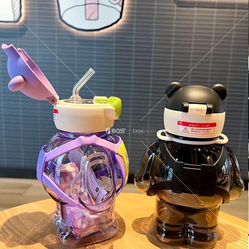 Yeni Trend Cool Bear Karikatür Plastik Bardak Çocuklar Okul Çocukları İçin Kapaklı ve Pipetli Plastik Su Şişesi 800ML