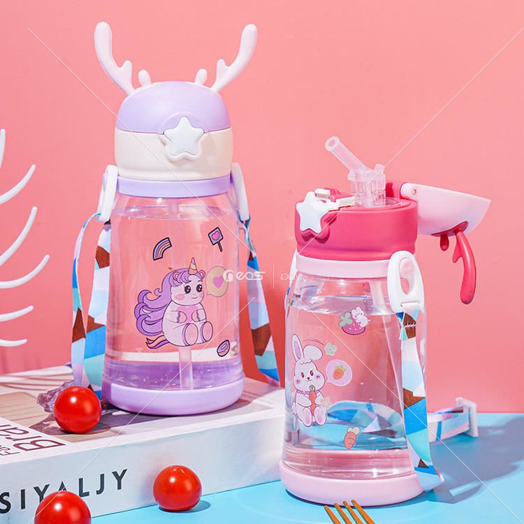 Çocuklar 600ml PC Açık Hava Seyahat Çevre Dostu Karikatür Bardak Plastik Taşınabilir Su Bardakları Askılı Su Şişesi