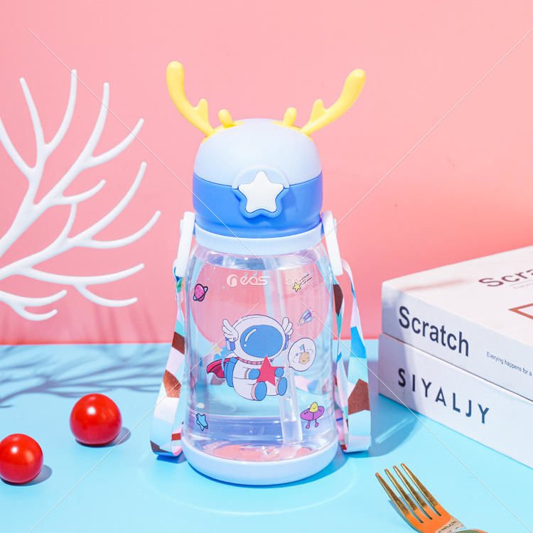 Çocuklar 600ml PC Açık Hava Seyahat Çevre Dostu Karikatür Bardak Plastik Taşınabilir Su Bardakları Askılı Su Şişesi