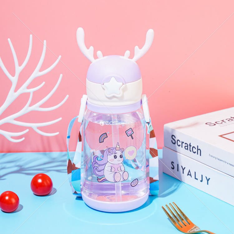Çocuklar 600ml PC Açık Hava Seyahat Çevre Dostu Karikatür Bardak Plastik Taşınabilir Su Bardakları Askılı Su Şişesi